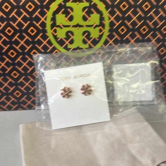 NEW TORY BURCH 143361 ROSE GOLD TORY BURCH LOGO WOMENS STUD EARRING + BAG - Picture 5 of 8